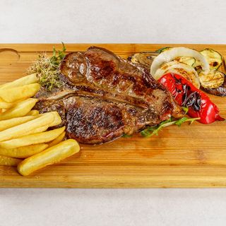 T-bone steak s prilogom