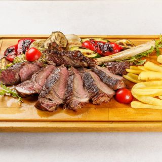 Tomahawk steak s prilogom