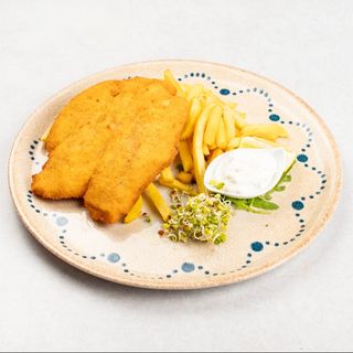 Piletina na bečki s pomfritom