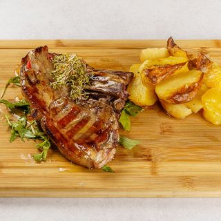 Teleći kotlet s prilogom