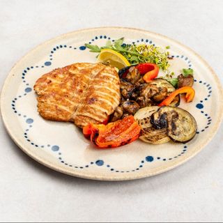 Pileća prsa s povrćem na žaru