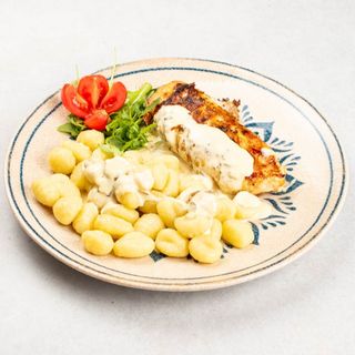 Punjena pileća prsa s prilogom