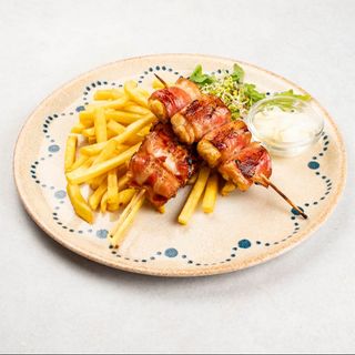 Pileći ražnjići omotani u špeku s pomfritom