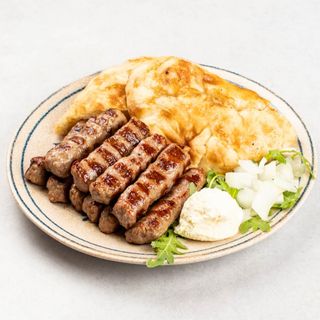 Ćevapi s lepinjom i kajmakom