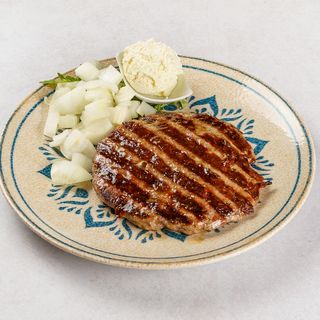 Pljeskavica sa sirom i kajmakom