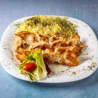 Pileći ražnjići sa pomfritom + ajvar