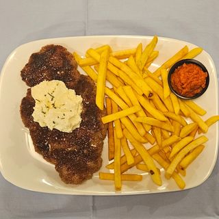 Pljeskavica s kajmakom i pommes frites