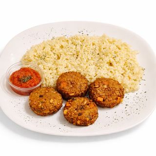 Faširanci od povrća sa rižom ili pommes frites, ajvar