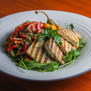 Velika salata s mix žitaricama i grillanim dimljenim tofuom