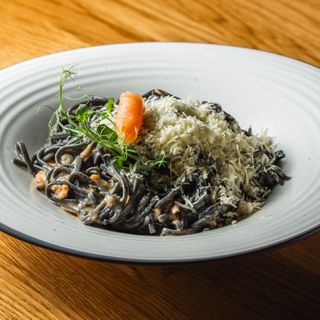 Crne bavette s kremom od lososa