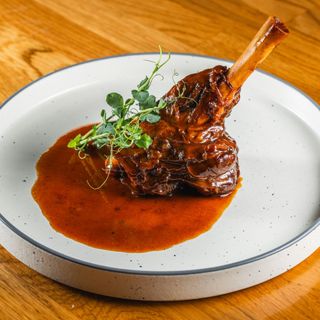 Janjeća koljenica sous vide u umaku od crvenog vina