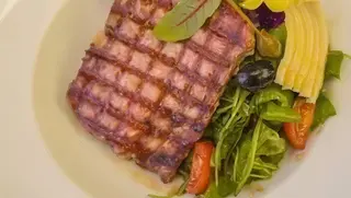 Salata od rikule i avokada s steakom tune