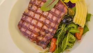 Salata od rikule i avokada s steakom tune