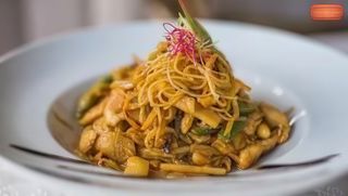 Wok s piletinom, rezancima i povrćem 