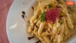 Tjestenina penne s kremom od pistacija i pršutom