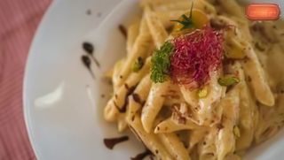 Tjestenina penne s kremom od pistacija i pršutom