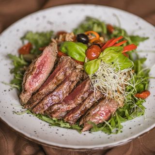 Velika salata s mix žitaricama i beefsteakom