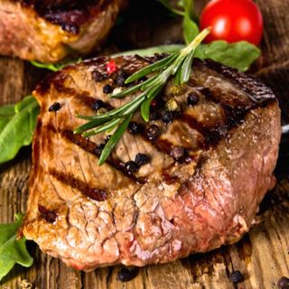 Biftek na žaru sa pommes frittesom