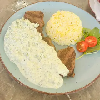 Biftek medaljoni u umaku od brokule/gljiva, prilog pommes frittes