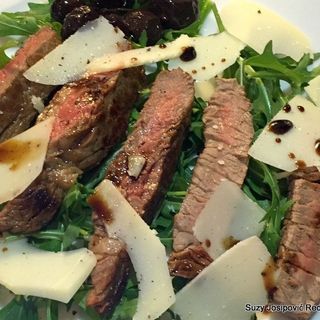 Biftek sa rukolom i grana padanom, prilog pommes frittes