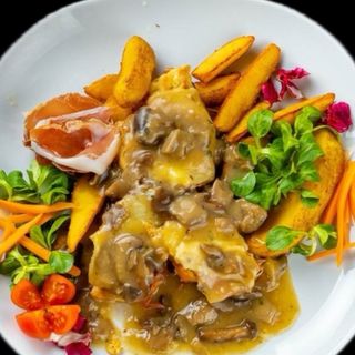 Pureći medaljoni na lovački s ploškama krumpira