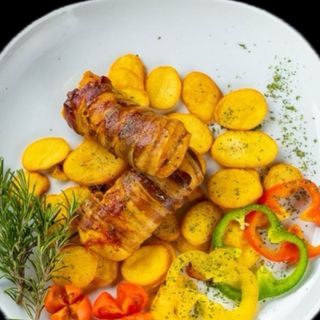 Punjena vješalica od piletine i krumpir na ploške sa salatom