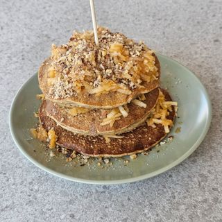 Palačinke s jabukama, orasima i javorovim sirupom