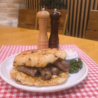 Ćevapi u lepinji - 10 kom. ručno rađeni, luk
