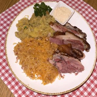 Buncek s kiselim zeljem i restanim krumpirom, hren