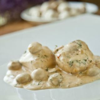 Pileći medaljoni u umaku od sira,njoki,salata