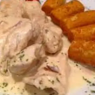 Pileći medaljoni u umaku od gljiva,kroketi,salata