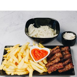 28. Ćevapi u somunu veliki s pomfritom mali i Coca-Cola