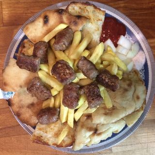 34. Dječji ćevapi s malim pomfritom i lepinja