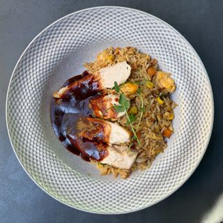 Katzu piletina, stir fry riža