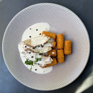 Lungić u umaku od zelenog papra, kroketi