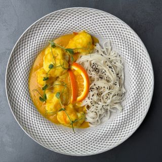 Cvjetača u umaku od naranče, rižini noodli