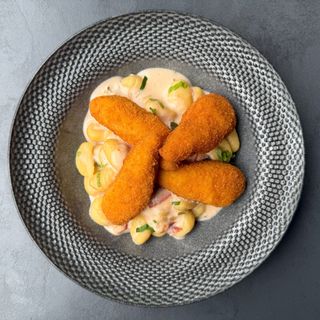 Pohana piletina, umak od pršuta, kadulje, njoki