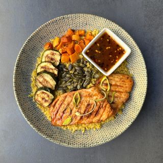 Slatko ljuta bulgur pileća salata + Limunada 0,5L