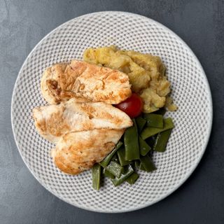 Pileći file, restani krumpir, mahune saltica