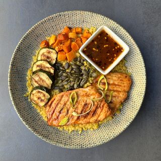 Hot honey pileća salata