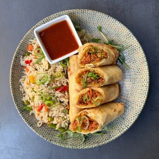 Spring rolice pileće, riža s povrćem, domaći kiselo slatki umak