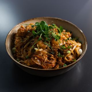 Slatko ljuti rezanci s lososom i kozicama