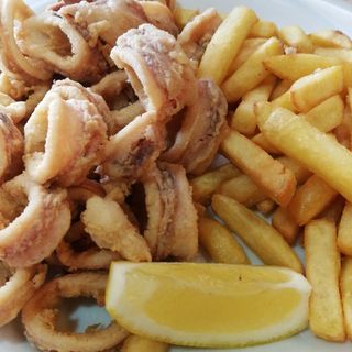 Pržene lignje, pomfri, domaći tartar umak, limun