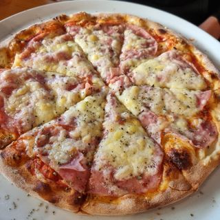 Pizza Vesuvio