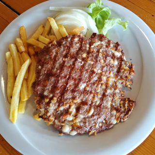 Gurmanska pljeskavica, pomfri, luk