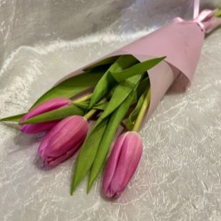 3 tulipana u ukrasnom papiru