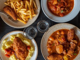 Ćevapčići, pommes, pohani luk, kajmak