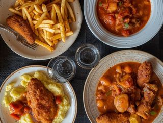 Fažol, kobasica grill, senf, kapula