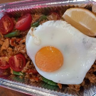 Pad kra pao piletina