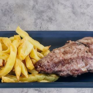 Gurmanska punjena pljeskavica s prilogom